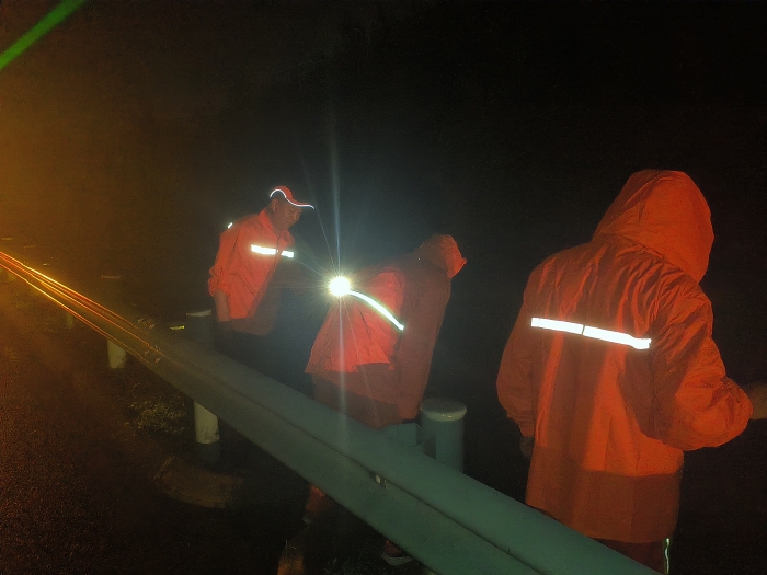 养护人员雨夜排查水毁安全隐患       拍摄：任振峰