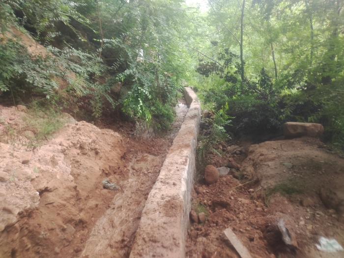 张家口分中心涿鹿养护队：冒雨疏通排水沟，消除隐患