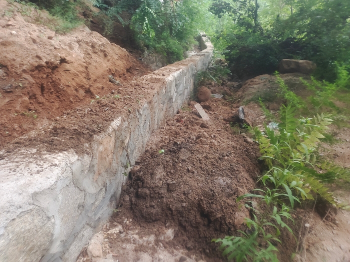 张家口分中心涿鹿养护队：冒雨疏通排水沟，消除隐患2