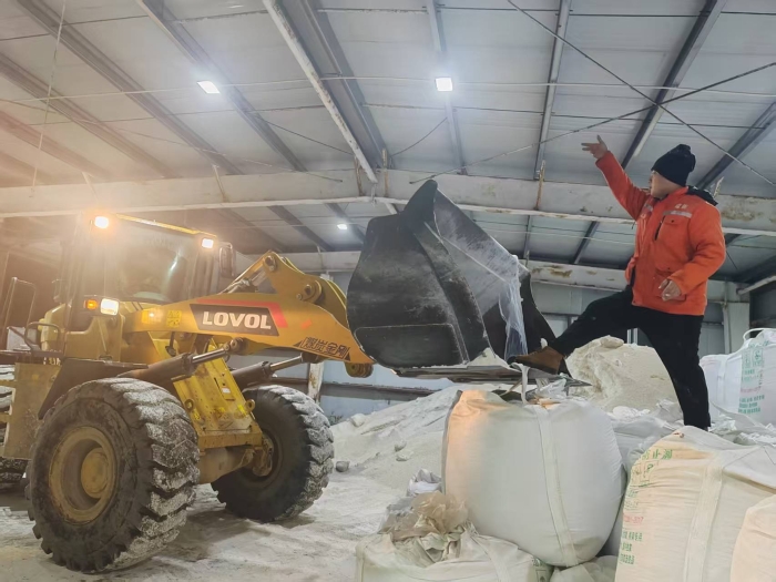 张家口分中心延崇养护队以雪为令齐行动 除雪保畅暖人心2