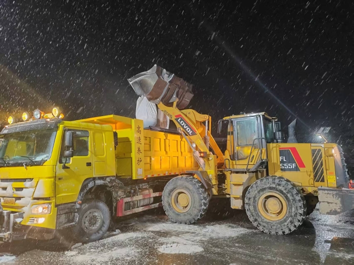 张家口分中心延崇养护队以雪为令齐行动 除雪保畅暖人心1