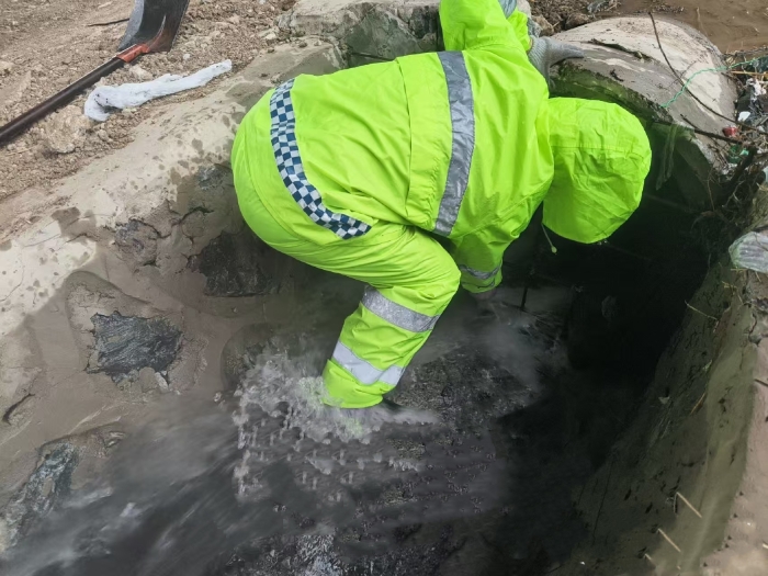 张家口分中心涞水北养护队四项措施应对汛情，全力守护道路安全畅通