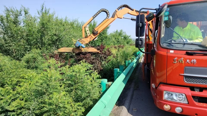 张家口分中心张家口养护队：加强绿化管护，提升公路颜值