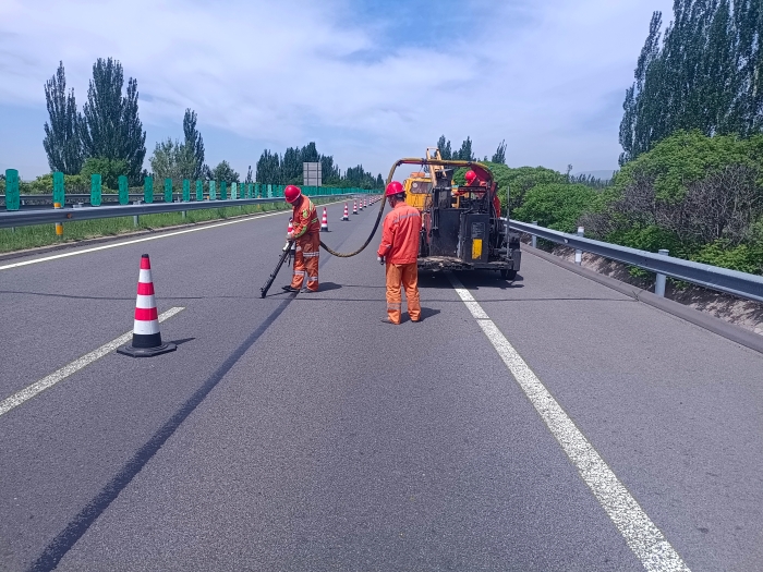 张家口分中心阳原养护队：高温下的坚守，守护道路平安