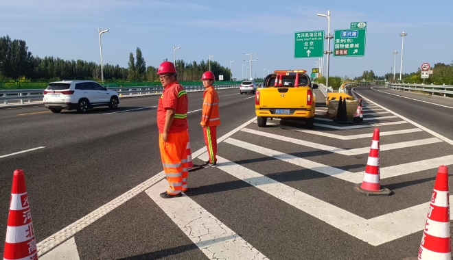双节保畅“不打烊”！河北高速养护人以实干护航团圆路