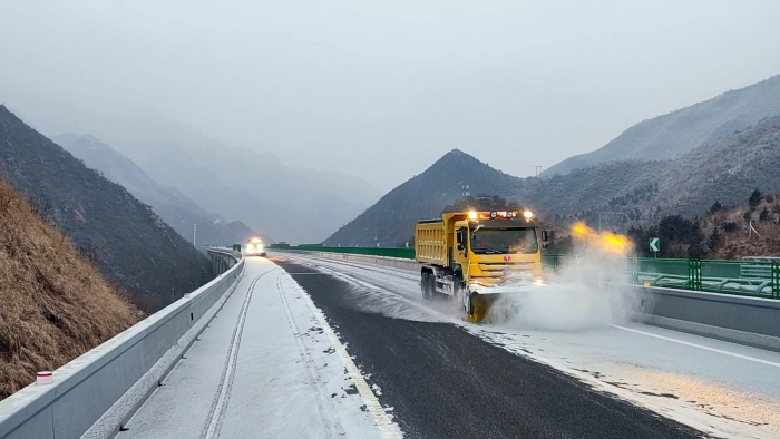 养护分公司张家口分中心：圆满完成“寒露”后首场除雪保畅工作