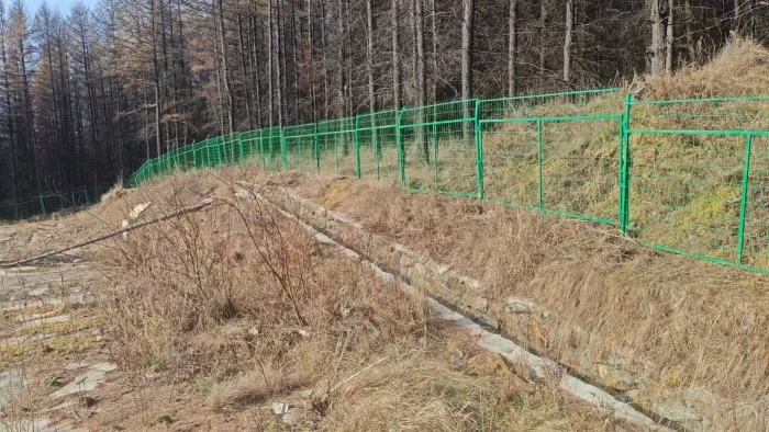 筑牢安全防线！张家口分中心延崇养护队紧急布设隔离栅，为隧道竖井加上 “双保险”