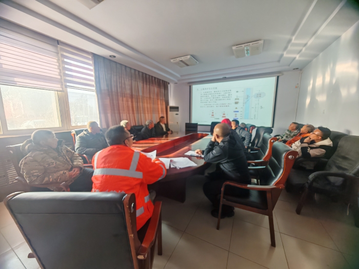 张家口分中心宣化养护队：安全培训先行 筑牢除雪安全防线