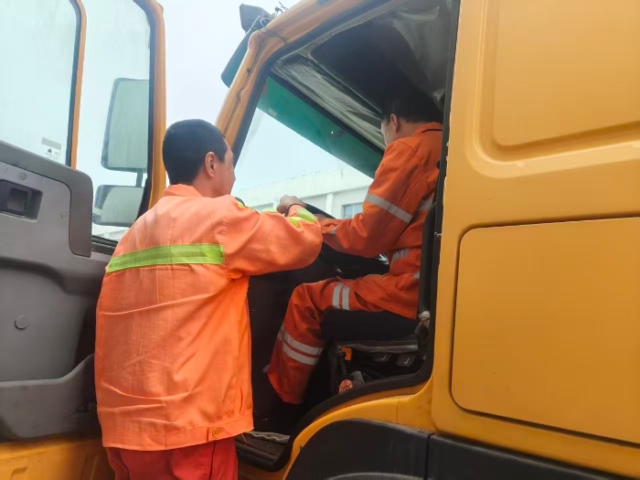 筑牢除雪防线：涞水北养护队提前开展车辆性能检查与安全隐患排查1