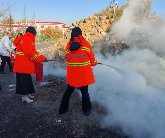 全民消防、生命至上—张家口分中心宣化养护队开展消防月宣传教育暨应急演练1