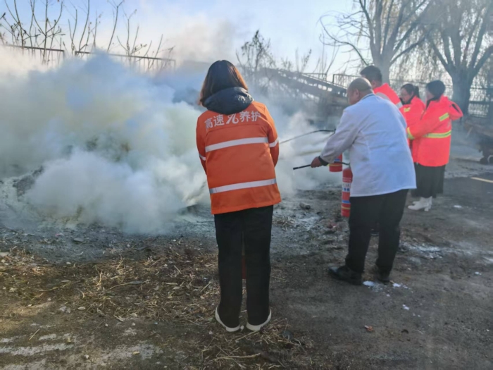 全民消防、生命至上—张家口分中心宣化养护队开展消防月宣传教育暨应急演练