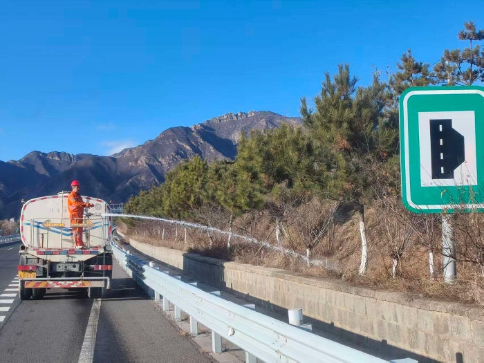 寒冬将至“水”护航！张家口分中心延崇养护队为边坡绿植精准浇灌越冬水