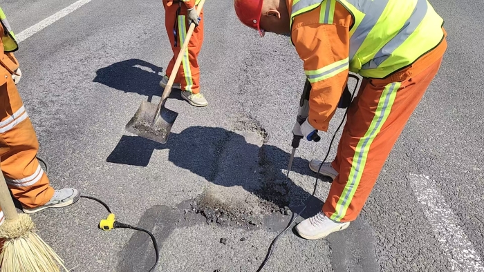 精准施策补坑槽 履职尽责护畅通——张家口分中心崇礼养护队开展路面病害专项整治工作1