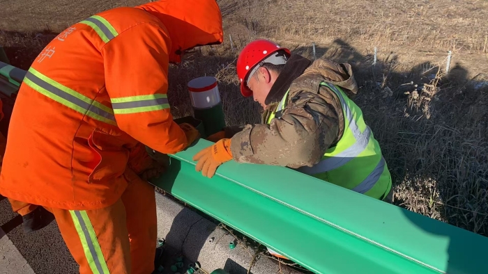 橘红映寒天：张家口分中心沽源养护队寒冬里的交安设施“体检”与维修