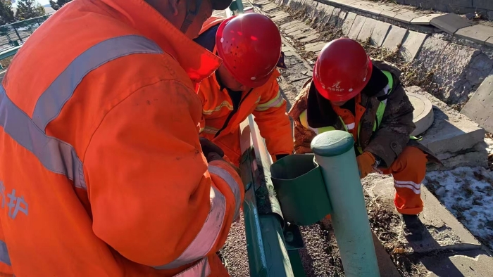 橘红映寒天：张家口分中心沽源养护队寒冬里的交安设施“体检”与维修1