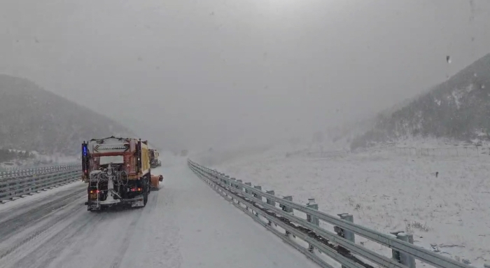 昼夜不息，全员出击——延崇养护队打响除雪保畅攻坚战1