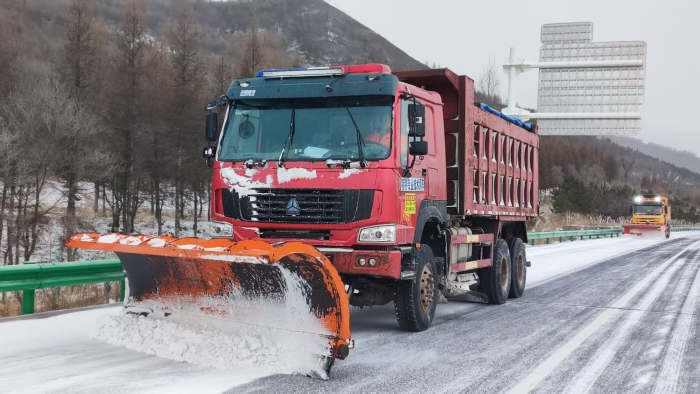 闻雪而动护畅通 全员坚守保平安——张家口分中心高效开展除雪保通工作