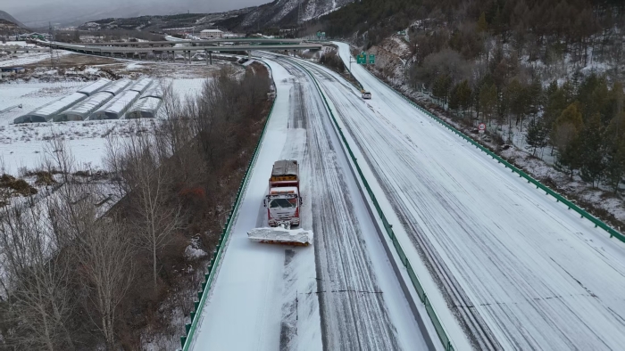 闻雪而动护畅通 全员坚守保平安——张家口分中心高效开展除雪保通工作1