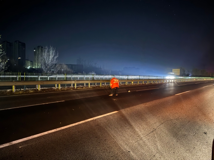 深夜“清障”护平安！涞水西养护队3 0分钟极速处置高速碎石隐患