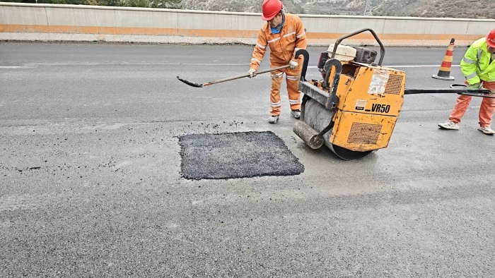 抢抓天时补坑槽！张家口分中心涿鹿养护队守护冬季行车安全