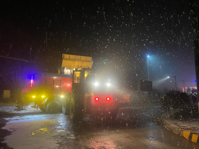 从夜幕到深夜 以雪为令护畅通 张家口分中心宣化养护队除雪保畅纪实