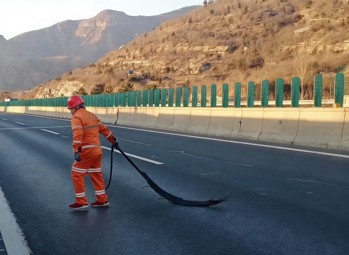 紧急清理遗撒物!张家口分中心涞水北养护队护航高速通行安全 紧急清理遗撒物!张家口分中心涞水北养护队护航高速通行安全