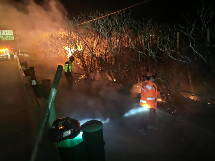 临危不乱显担当 急速灭火保路安 张家口分中心涿鹿养护队深夜扑灭高速公路边坡外明火2