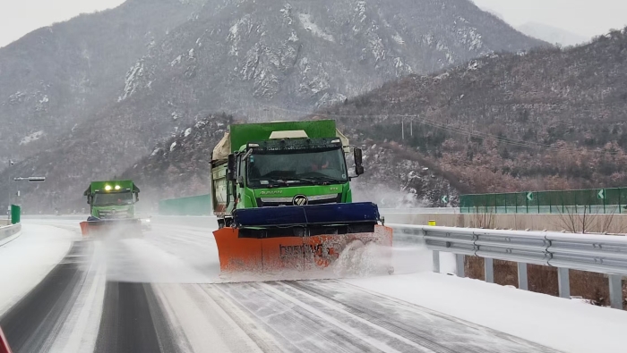 以雪为令 联动攻坚 养护分公司张家口分中心除雪保畅 (2)