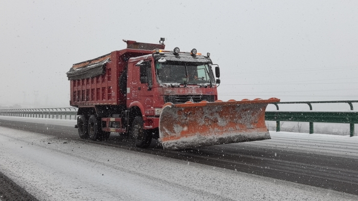 时间：2025年12月12日下午310，拍摄地点：青兰高速ZK708+800，邢台分中心邯郸养护队正在进行除雪撒布作业；摄像：肖文杰。
