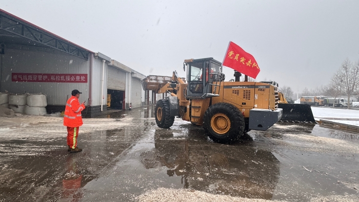 时间：12月12日，12：43。地点：沧州分中心藁城养护队，队长肖强和队员刘宾，互相配合装载融雪剂；摄像：薛圣霖