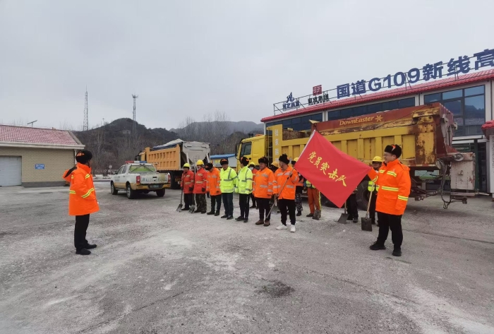 橘色身影穿越风雪，夜以继日诠释坚守岗位的精神密码—张家口分中心涿鹿养护队今冬除雪保畅攻坚首战告捷(1)