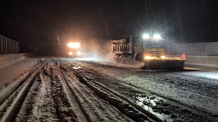橘色身影穿越风雪，夜以继日诠释坚守岗位的精神密码—张家口分中心涿鹿养护队今冬除雪保畅攻坚首战告捷(1)2