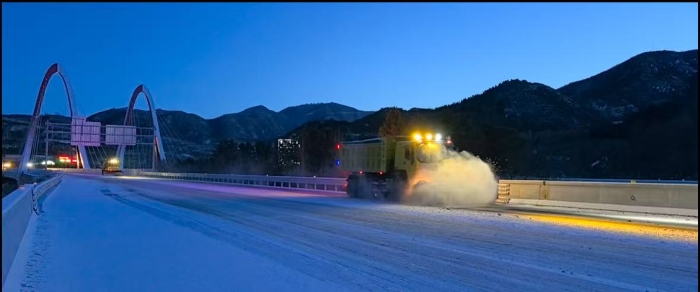 风雪无阻，守护归途——张家口分中心延崇养护队夜间除雪1