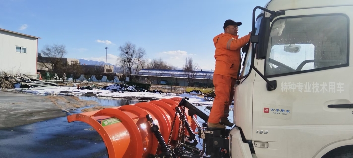 浴“雪”奋战再接力 义务洗车显本色