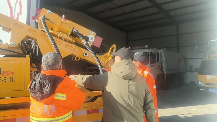 张家口分中心阳原养护队：开展护栏抢修车操作专项培训   提升实战能力保畅通1