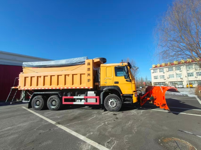 张家口分中心宣化养护队：洗除雪车焕新颜 整装待发迎新年1