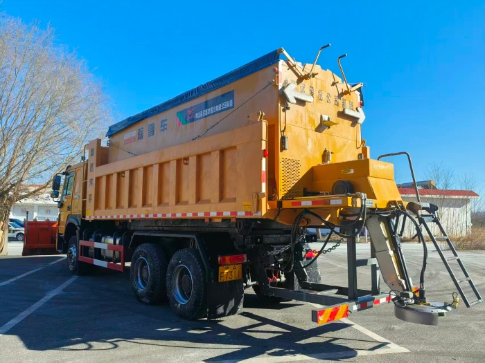 张家口分中心宣化养护队：洗除雪车焕新颜 整装待发迎新年