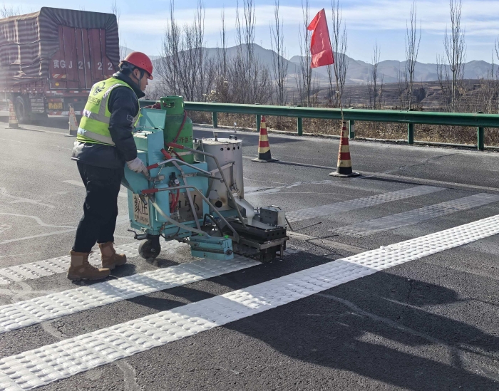 更新标线，护航年终岁尾通行安全—张家口分中心涿鹿养护队施划重点隧道出入口横向减速标线