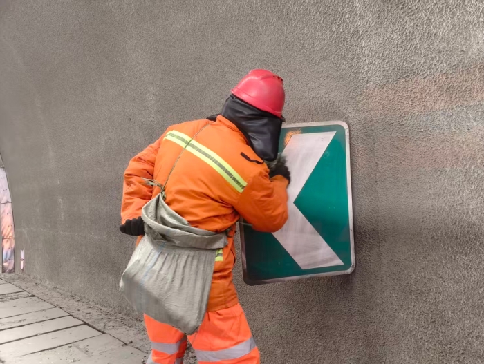 守护隧道通行安全—涞水北养护队开展轮廓标导向标维修擦拭行动