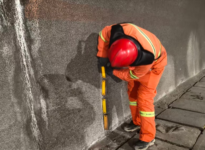 守护隧道通行安全—涞水北养护队开展轮廓标导向标维修擦拭行动1