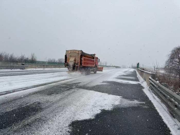 张家口分中心涞水西养护队：闻雪而动 筑牢高速出行安全防线1