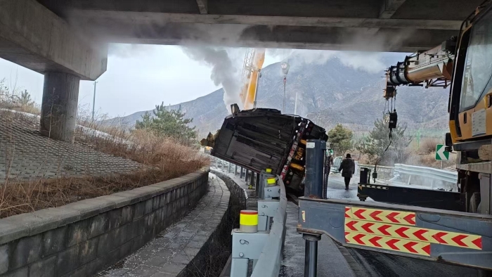 争分夺秒保畅通 张家口分中心延崇养护队快速处置侧翻事故现场1