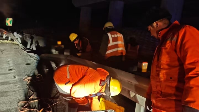 争分夺秒保畅通 张家口分中心延崇养护队快速处置侧翻事故现场