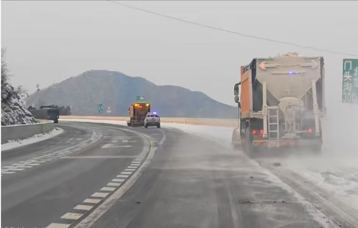 用责任与速度筑牢畅安防线，以担当实干之姿投身支援协作—张家口分中心涿鹿养护队2026年除雪保畅首战告捷(1)