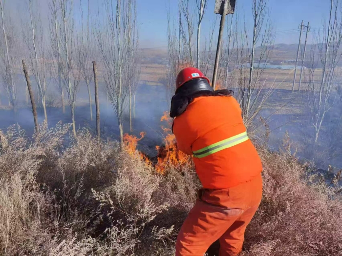归途遇火情担当护平安张家口分中心宣化养护队高效处置高速路侧火情2