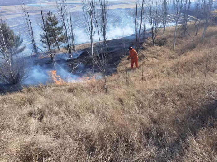 归途遇火情担当护平安张家口分中心宣化养护队高效处置高速路侧火情