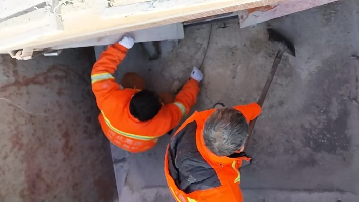 橙色担当  热血铸就--张家口分中心阳原养护队自发清理除雪车料箱链轮纪实