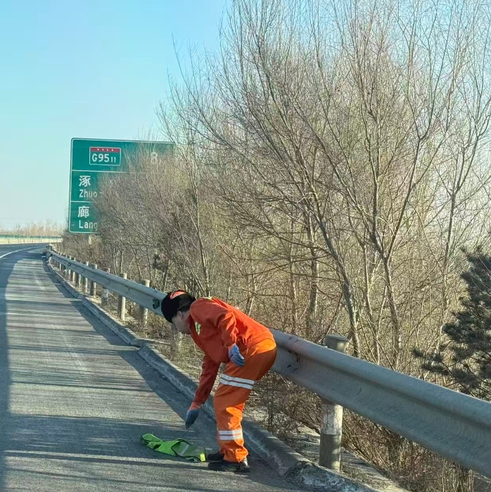 张家口分中心涞水北养护队：清捡路面抛洒物  全力护航春运路1