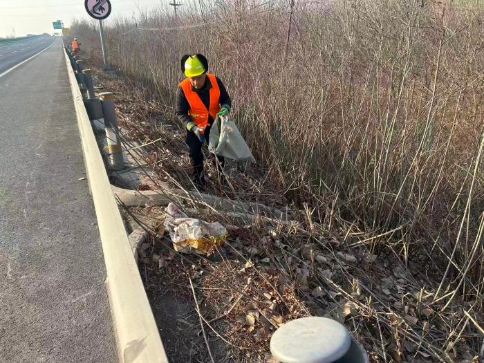 张家口分中心涞水西养护队多措并举保春运 筑牢京昆高速安全畅通防线