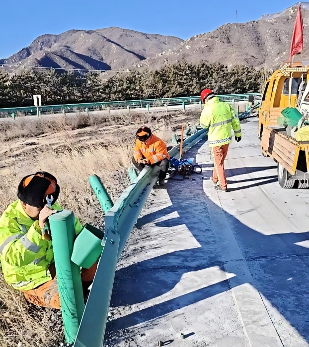 张家口分中心涿鹿养护队：实战化抢修护栏板，锤炼自修自养精兵